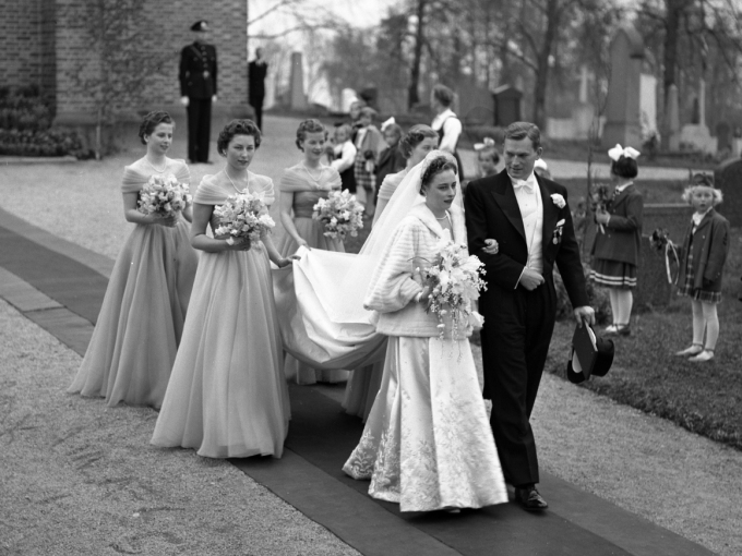 Prinsesse Ragnhild og skipsreder Erling Lorentzen giftet seg i Asker kirke 15. mai 1953. Brudepikene er Prinsesse Astrid, Elisabeth Løvenskiold, Edda Bang og Berit Lunde. Foto: Sverre A. Børretzen / Aktuell